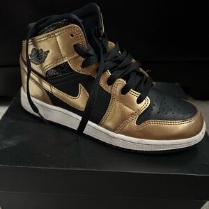 Nike-Jordan 1s-Big Kid 4.5- Gently Used